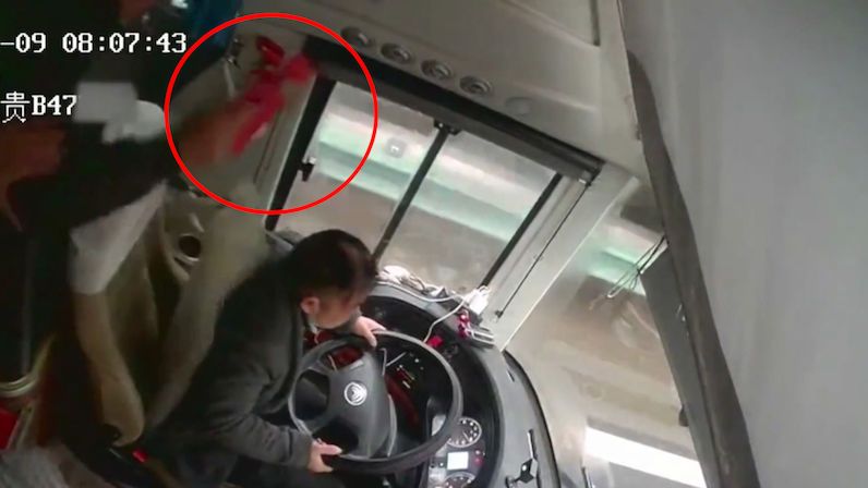 Čínský řidič odolal útočníkovi s kladívkem a dokázal zastavit autobus plný lidí
